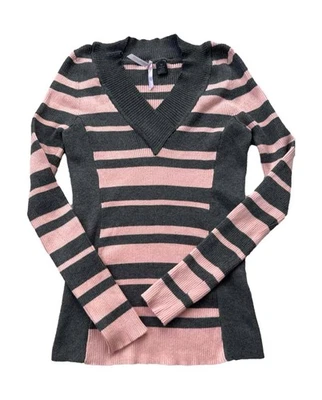 Suéter feminino Love By Design M cinza rosa listrado com nervuras gola V novo sem etiquetas - Imagem 1 de 2