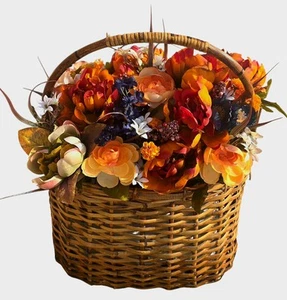 Schöner handgefertigter Weidenkorb mit Seidenblumenstrauß - Bild 1 von 1