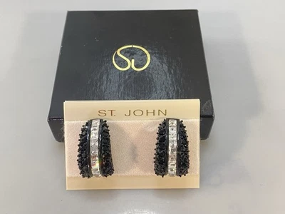 Brincos de meio laço chiques vintage St. John cristal e esmalte preto e strass com clipe - Imagem 1 de 4