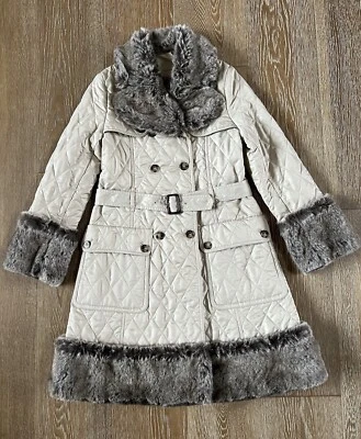 Abrigo acolchado Burberry Baige para niñas con ribete de piel sintética talla 12 usado en excelente estado ¡Hecho en Italia! Foto 1 de 4