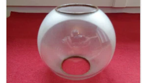 ANCIEN PETIT GLOBE DEPOLI ET TRANSPARENT POUR LAMPE A HUILE XIXEME D : 9,7 CM - Foto 1 di 3