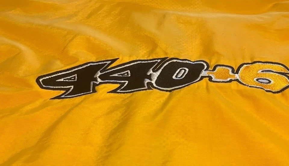 Chaqueta vintage años 90 NOS Mopar 1970 Plymouth Roadrunner 440+6 talla grande paquete de seis Foto 1 de 4