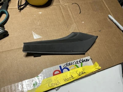 2013-2018 TOYOTA RAV4 RIGHT FENDER TO COWL HOOD SIDE SEAL 53866-42020 RH OEM - Image 1 of 4