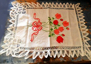 Vintage Handarbeit bestickt rechteckig Deckchen TISCHAUFLAGE Tischset Rosen & Schleife - Bild 1 von 11