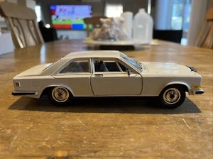 Burago Rolls-Royce Camargue 1:22 Scale Diecast Model Car 3001 Good Condition - Picture 1 of 8
