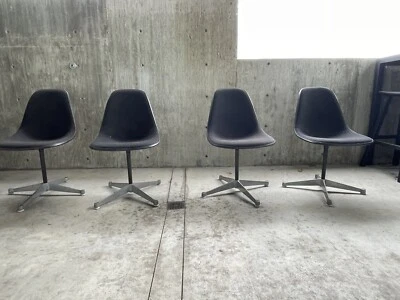 Juego (4) de sillas laterales giratorias originales Herman Miller en color negro. Foto 1 de 4