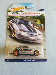 Hot Wheels Ford Performance 92 FORD MUSTANG 2016 Argento 3/8 SCHEDA ECCELLENTE - Foto 1 di 3