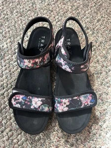 Traq by Alegria Sparq Damen-Stricksandale Blumenmuster verstellbare Riemen Größe 11,5-12 - Bild 1 von 16