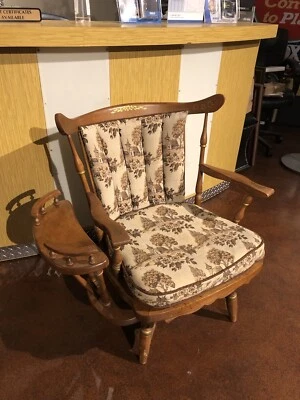 Silla giratoria basculante de resorte estilo colonial de madera de arce vintage husillo con bandeja Foto 1 de 4