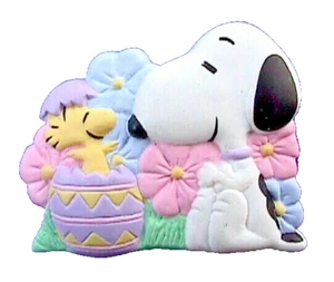 Broche de vacaciones de los años 90 con flores de huevo de madera Snoopy vintage con pin de sello de Pascua - Imagen 1 de 2
