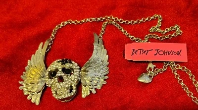 Collar Colgante Calavera con Alas Estrás Firmado por Betsy Johnson Foto 1 de 3