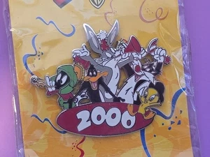 Insignia Pin Looney Tunes, Warner Brothers Mil-Looney-Um Vintage 2000 Studio Store - Imagen 1 de 4