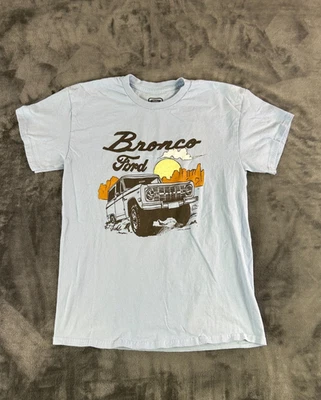 Camiseta gráfica Ford Bronco para hombre azul medio retro SUV escena del desierto camiseta con licencia Foto 1 de 4