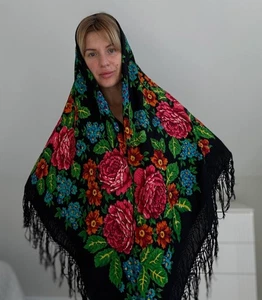 Large black rare vintage shawl, 1940 wool shawl with tassels and flowers, hustka - Picture 1 of 13