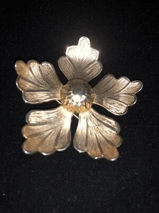 Vintage Giovanni 5 Petal Flower Gold Tone Brooch 2” Signed Beautiful - Picture 1 of 3