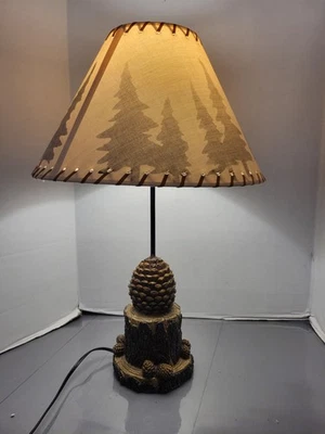 Lámpara de mesa de piña cono de pino imitación cuero crudo pantalla cabaña rústica casa de campo  Foto 1 de 4