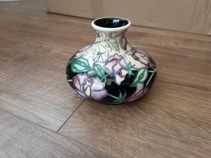Moorcroft Sweet Pea Design Squat Vase - 2003 10cms high - Picture 1 of 4