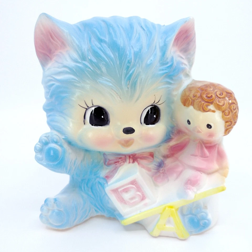 De colección Napcoware Antropomórfico Gatito Sosteniendo Muñeca Jardinera Guardería Bebé Decoración Foto 1 de 4