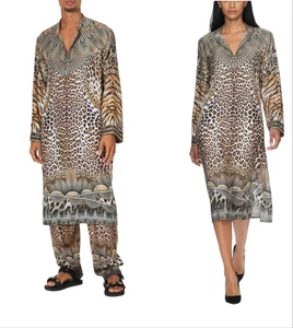 NUEVO $649 CAMILLA CALL OF THE CATHEDRAL SEDA HOMBRE CAFTÁN UNISEX M - Imagen 1 de 11