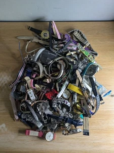 Gran lote de trabajo de 4 kg de varios relojes de pulsera varias condiciones y tamaños todos sin probar - Imagen 1 de 21