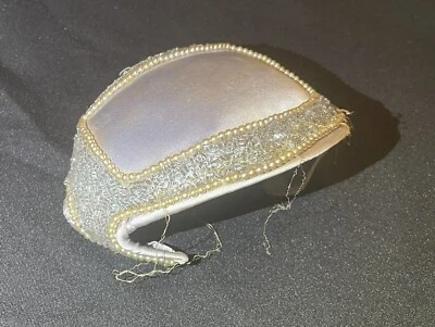 Sombrero de vestir pequeño de satén blanco vintage con borde de cuentas grises y bordes de perlas   Foto 1 de 4