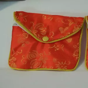 2 mittelgroße 3,5x4,5" rot-oran gold Blumen chinesischer Stoff Schmuck Charm Reißverschluss Geschenktüte - Bild 1 von 1
