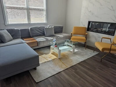 Sofá seccional de terciopelo en forma de L  Foto 1 de 3