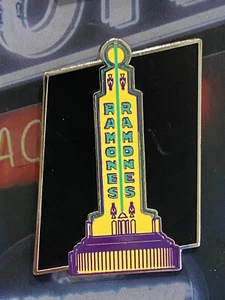 2014 Disney Booster Pin DCA Cars Tierra Neón Letreros Ramones Difícil de encontrar - Imagen 1 de 5