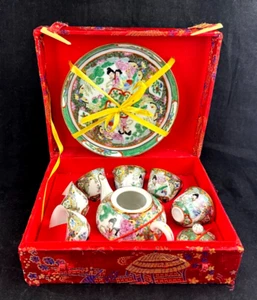 CHINESISCHES 9-TEILIGES MINIATUR PORZELLAN TEE ODER SAKE SET ROTER BROKAT SEIDE BOX NEU - Bild 1 von 6