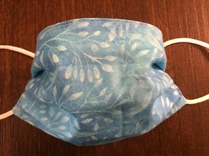 Maschera viso blu su foglie blu. Trapuntino 100% cotone. Taglie per bambini, ragazzi e adulti. - Foto 1 di 5