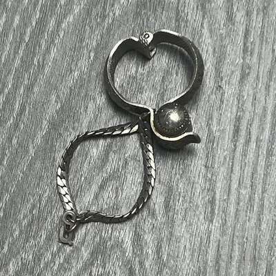 Bolso de mano vintage con soporte para guantes con clip cadena tono plateado texturizado cierre con bisagras Foto 1 de 4