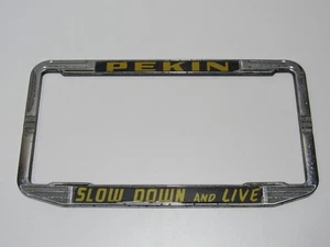 Vintage "Slow Down and Live" Pekin Illinois Vanity Metall Nummernschild Rahmen Anhänger - Bild 1 von 3