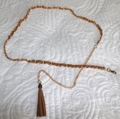 Cinturón imitación cuero borla en el extremo y 36” tono dorado con cordones con cuero sintético tostado Foto 1 de 4