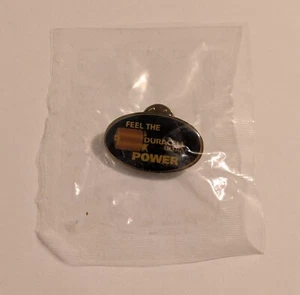 Spilla vintage Duracell Ultra Battery - Feel The Power - USA - camicia cappello bavero - sigillata - Foto 1 di 5