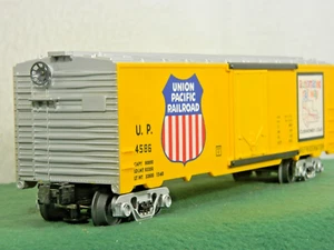 KMT UNION PACIFIC 40ft PD YELLOW & SILVER REFRIGERATOR CAR #4586 O SCALE LN BOX - Picture 1 of 17