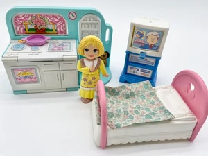 Vintage Playskool Flip N Fancy Doll Kitchen & Fisher Price Loving Family Flip TV - Bild 1 von 11