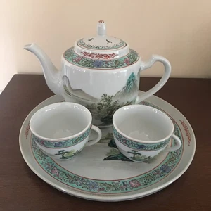 Set da tè vintage in porcellana paesaggio cinese Jingdezhen: teiera, vassoio e 2 tazze - Foto 1 di 14