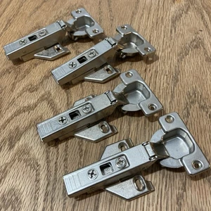 4 PZ CERNIERE PER ARMADI BLUM (70T555-01.01) con clip a sgancio rapido (175L603-01.21) - Foto 1 di 12