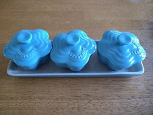 Le Creuset 3 Piece Mini Cocotte Flower Shaped Ramekins W/Lids Tray Turquoise NIB - Picture 1 of 5