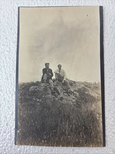 Postal de 2 chicos sentados en una colina 1909 foto real RPPC - Imagen 1 de 2