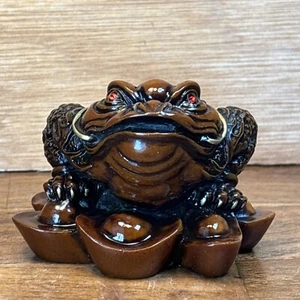 Feng Shui Geld Frosch Mond Kröte Harz Statue mit roten künstlichen Edelsteinen 2" hoch - Bild 1 von 9