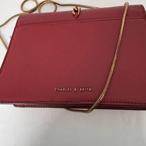 Charles & Keith Envelope Accent Shoulder Clutch Burgundy Gold Chain Tassel Flaw - Bild 1 von 9