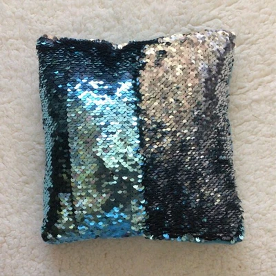 Almohada de lentejuelas de dos tonos | Almohada decorativa cuadrada azul y plateada de 8 pulgadas (20 cm) Foto 1 de 3
