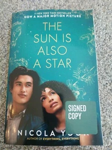 SIGNIERT The Sun Is Also a Star Movie Tie-in Edition von Nicola Yoon, handsigniert - Bild 1 von 2