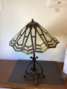 Beautiful Tiffany STYLE Skirted Stained Glass Table Lamp - Picture 1 of 8