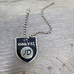 Llavero de metal JD King Of Trainers solo en JD Badge - Imagen 1 de 2