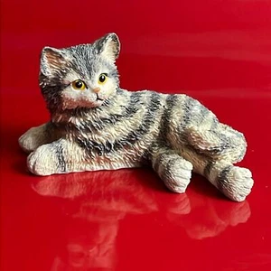 Statuina gatto gattino a righe grigie vintage in posa anni 90 gattino 2,5” x 1,35” - Foto 1 di 7