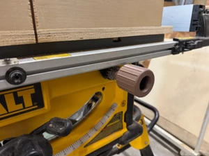 Perilla de valla de sierra de mesa de separación adicional para Dewalt DWE7485 DWE7492 - Imagen 1 de 3