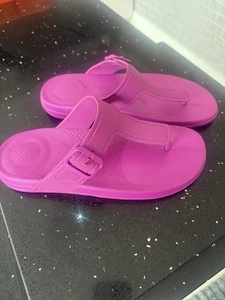 Fitflop Iqushion Adjustable Buckle Flip Flops In purple Size Uk 8 Worn once - Picture 1 of 4