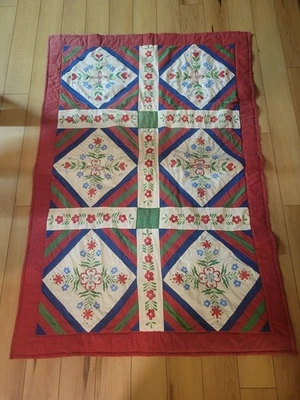 Edredón de cuna vintage hecho a mano flor roja decoración de vivero Foto 1 de 4